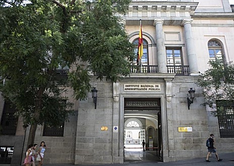 Imagen secundaria 1 - Arriba el Instituto de San Isidro, donde cursó el autor el Bachillerato. Debajo a la izquierda, antigua Facultad de Medicina en la calle de Atocha, 106. A la derecha, una foto histórica del 'club de la boina', junto al busto de Baroja, con Cela en primer plano.