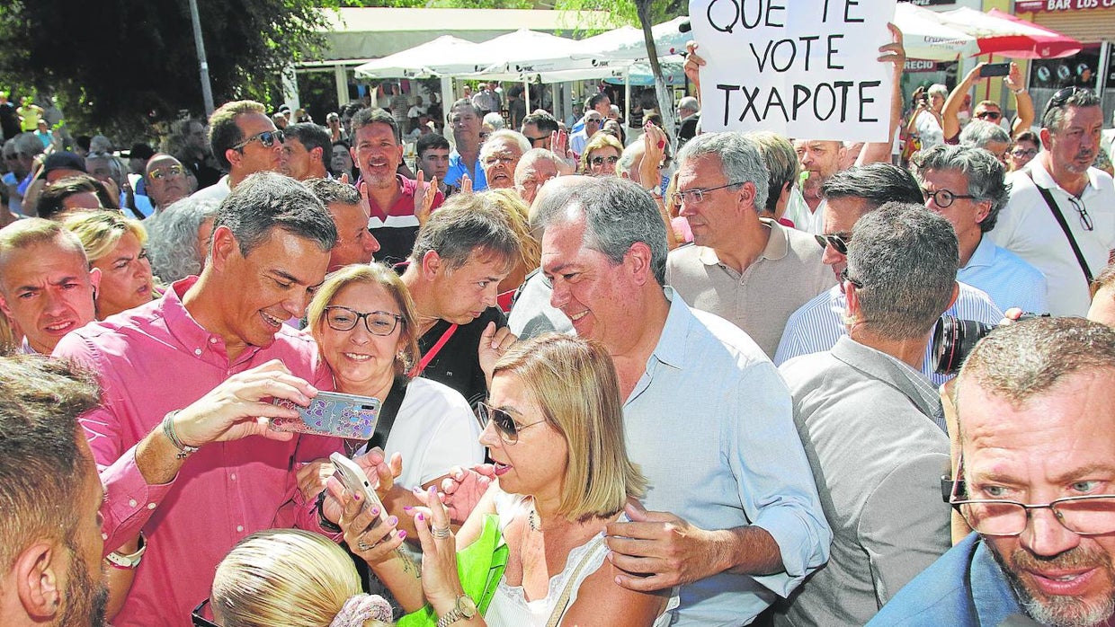 Pedro Sánchez estrena entre pitos su campaña «por la gente» y contra «las derechas»