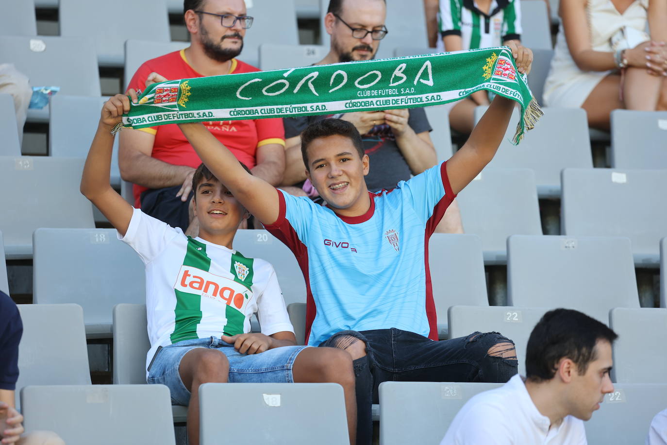 El fantástico ambiente en El Arcángel en el Córdoba CF - Fuenlabrada, en imágenes