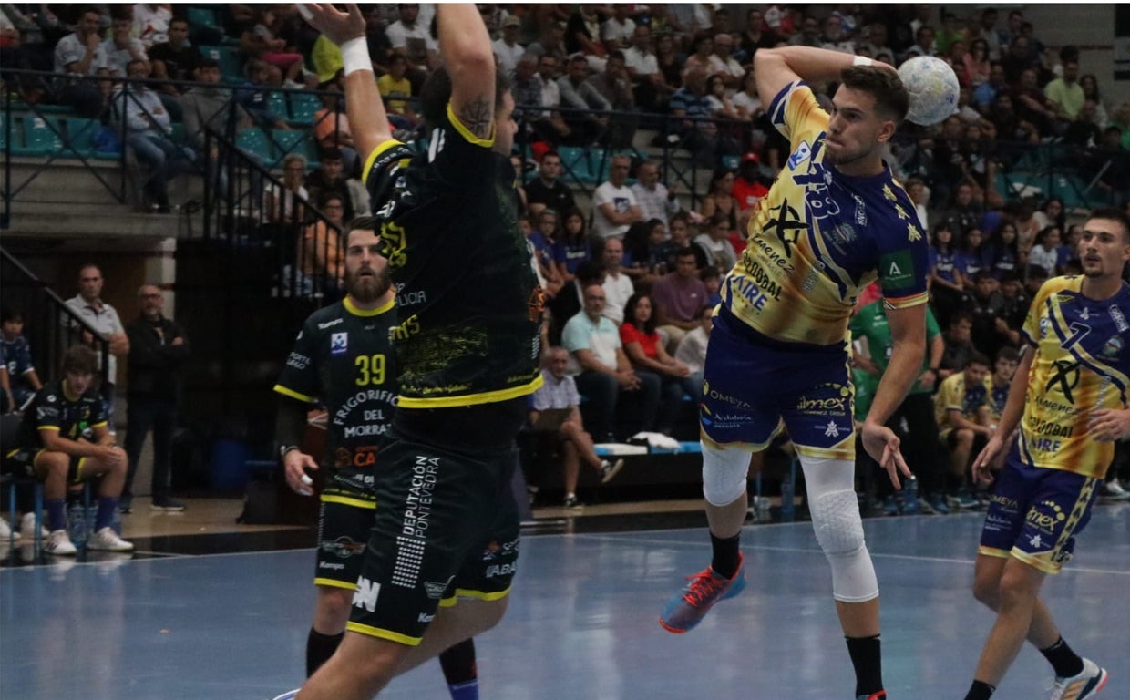 El Ángel Ximénez Puente Genil cae en el estreno liguero ante el Cangas (32-27)