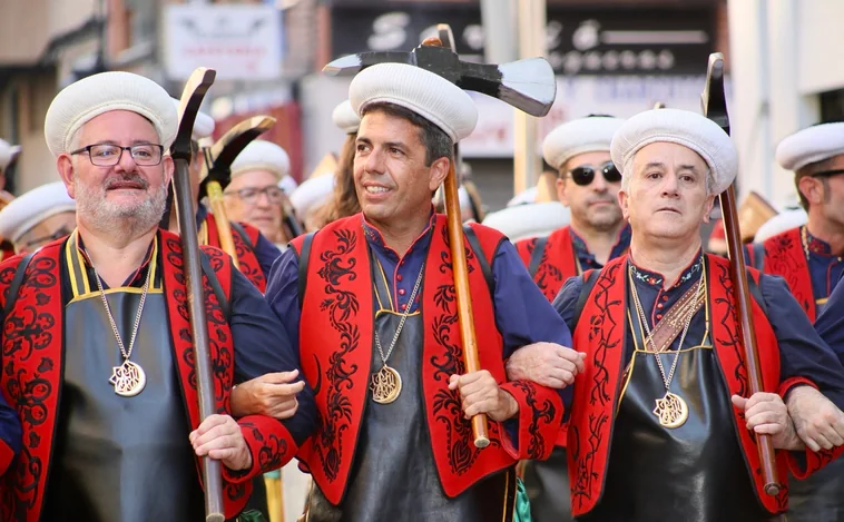 Carlos Mazón participa en la Gran Entrada de Moros y Cristianos de Villena