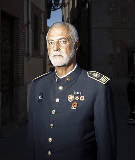 Imagen secundaria 2 - En la plaza de la Villa se recordó, este lunes, a los bomberos fallecidos con la presencia de familiares y el actual jefe del Cuerpo, Rafael Ferrándiz, que por entonces era oficial