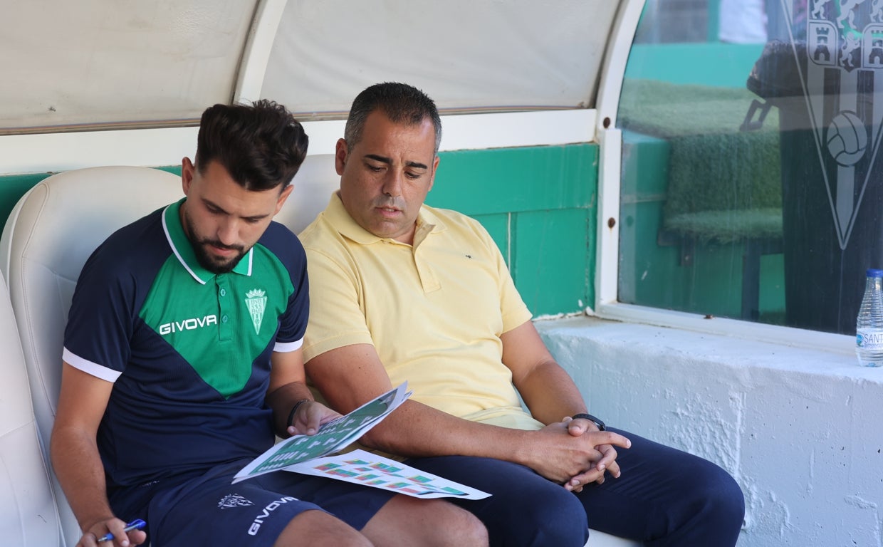 Germán Crespo, de amarillo, junto a su segundo, Óscar Ibáñez