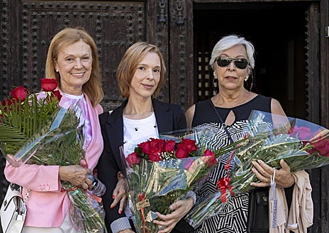Imagen secundaria 1 - En la plaza de la Villa se recordó, este lunes, a los bomberos fallecidos con la presencia de familiares y el actual jefe del Cuerpo, Rafael Ferrándiz, que por entonces era oficial
