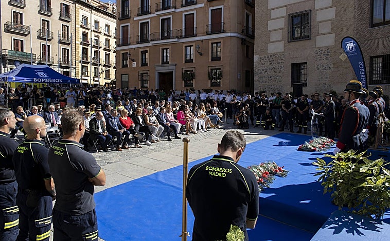 Imagen principal - En la plaza de la Villa se recordó, este lunes, a los bomberos fallecidos con la presencia de familiares y el actual jefe del Cuerpo, Rafael Ferrándiz, que por entonces era oficial