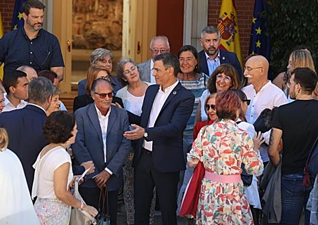 Imagen secundaria 1 - Pedro Sánchez junto al medio centenar de asistentes