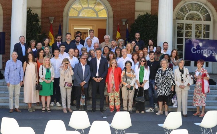 Cuatro personas vinculadas al PSOE participaron en el acto con Sánchez en Moncloa