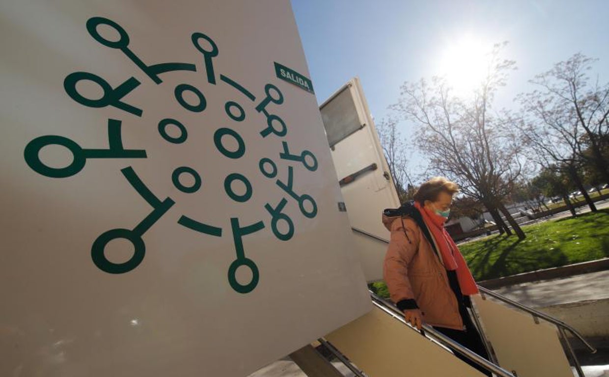 Una mujer sale de una de las unidades móviles de vacunación Covid en Córdoba