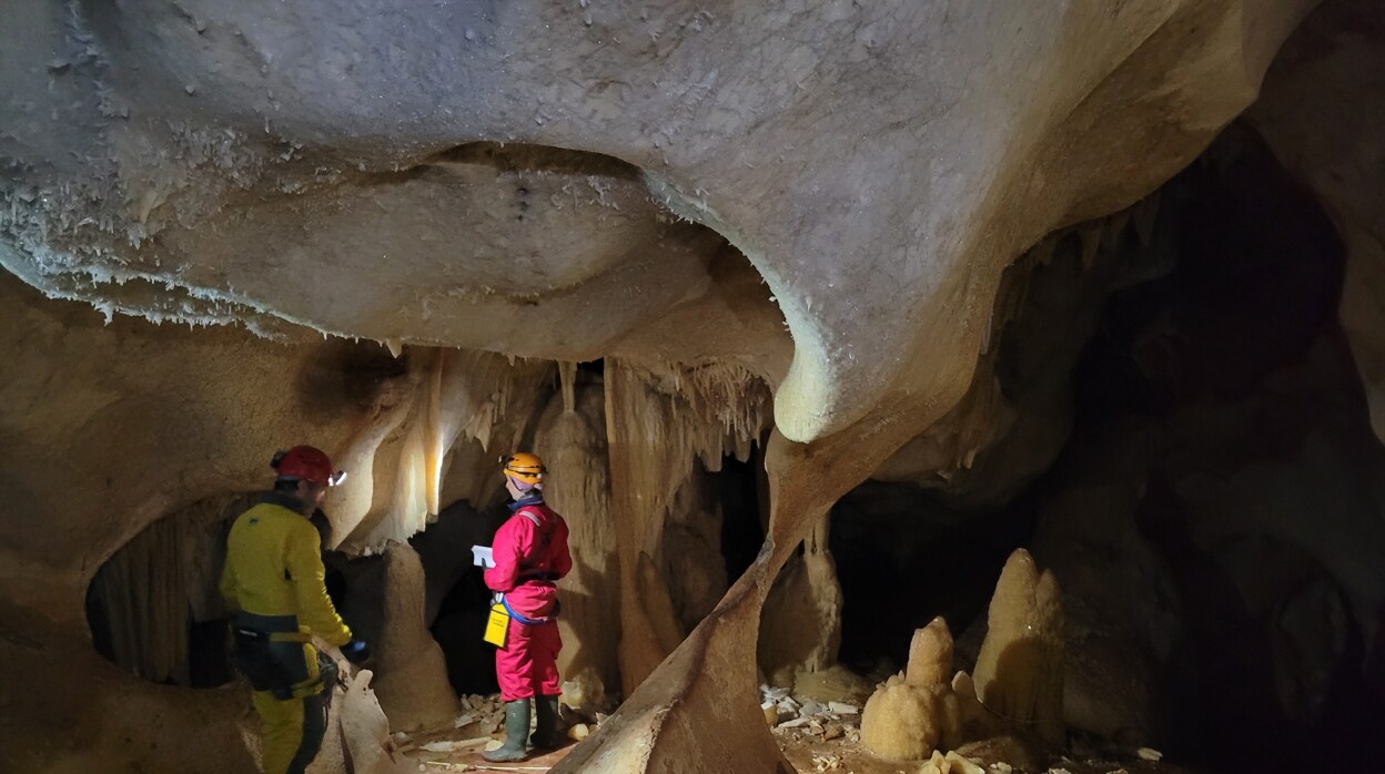 Espeleólogos acuden a la Fiscalía para evitar que dinamiten una cueva «de relevancia mundial» en Málaga