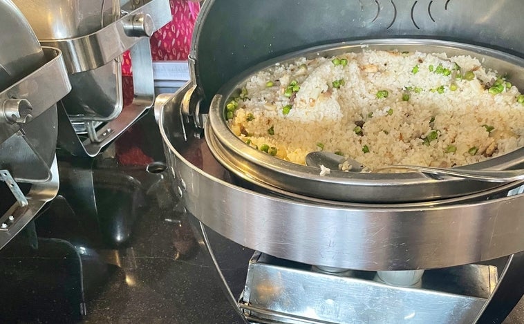 La degradación de la paella española en Egipto: arroz blanco con guisantes, cebolla y ternera