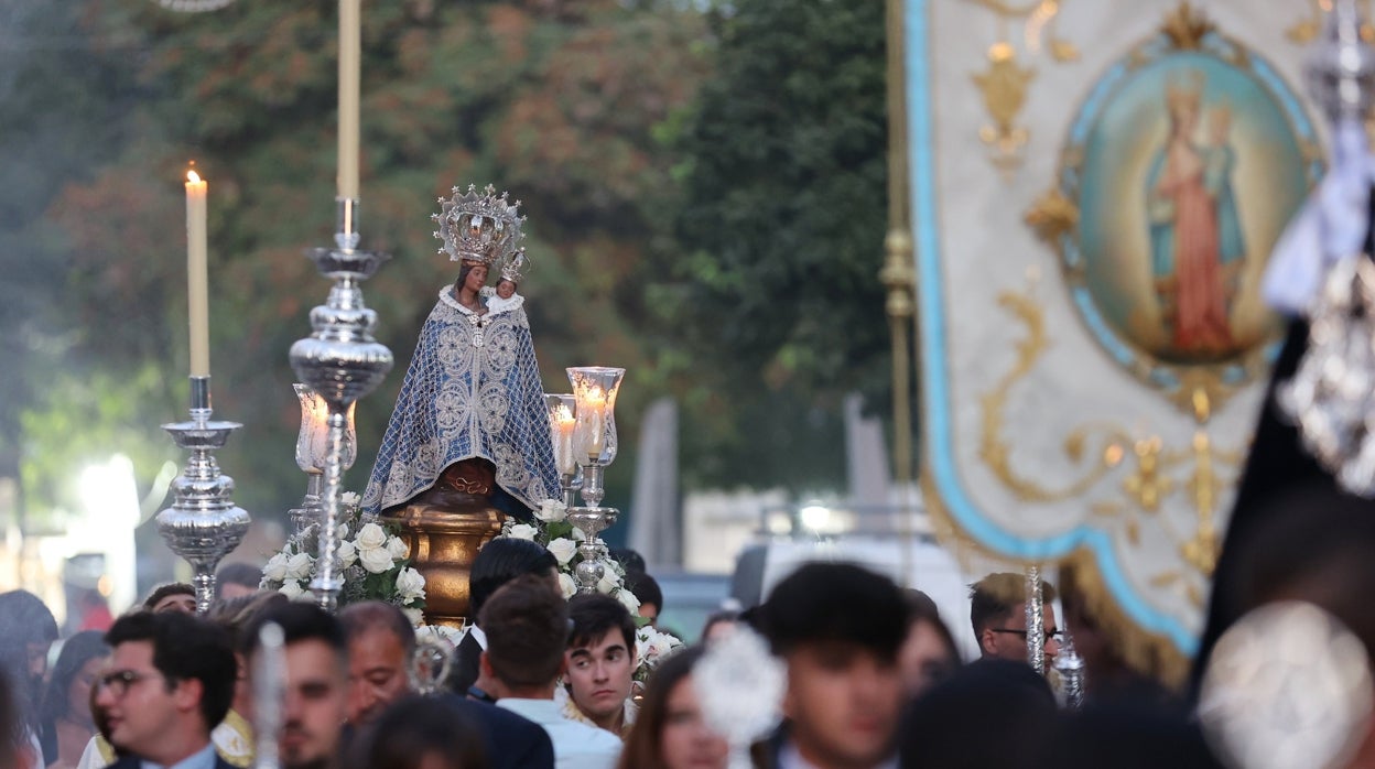 Las oraciones y cantos de los jóvenes de Córdoba acompañan a la Virgen de la Fuensanta a la Catedral