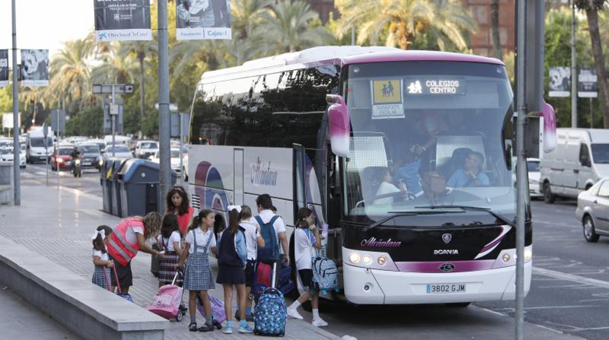 La mitad de los alumnos que usan el autobús escolar en Andalucía podrían no tenerlo porque no son rentables