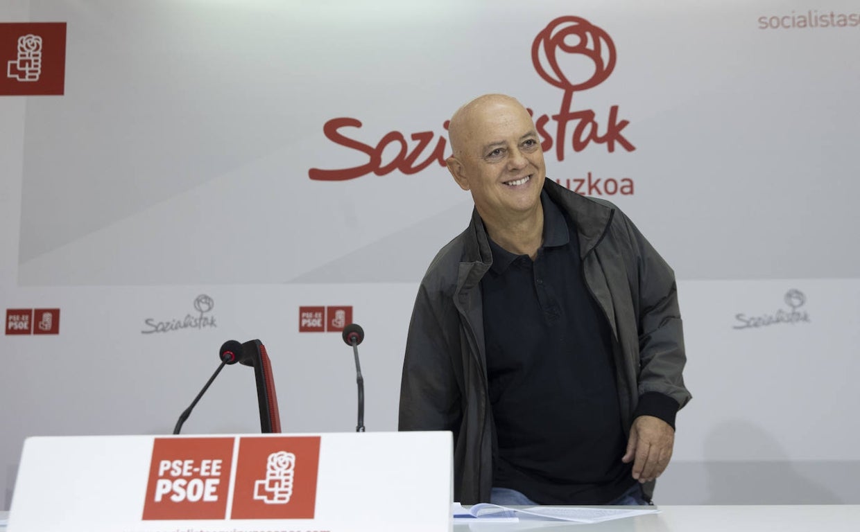 Odón Elorza llegaba sonriente a la rueda de prensa en San Sebastián