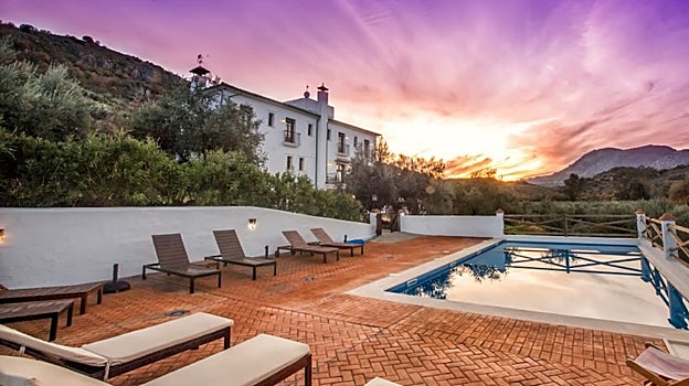 Piscina y hotel de Olea