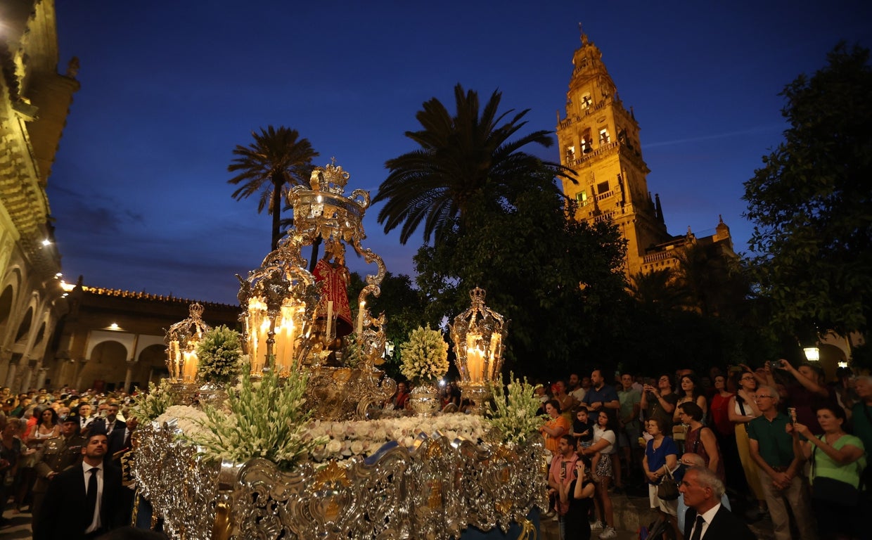 Nuestra Señora de la Fuensanta, sobre su paso completamente terminado
