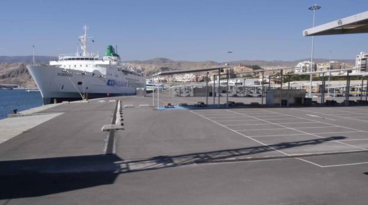 Rescatan a una adolescente tras caer al agua desde un ferry cuando atracaba en Almería