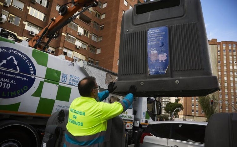 A Madrid se le ve el cartón: patrullas contra el residuo que invade las calles