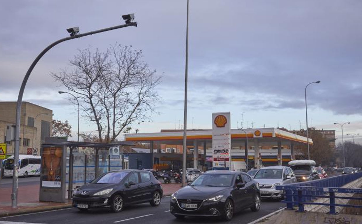 Un semáforo con cámaras de control de acceso a Madrid 360, en Plaza Elíptica