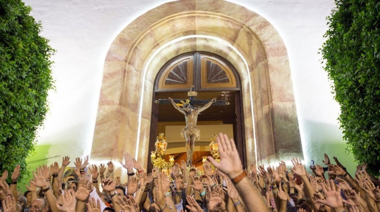 Los peregrinos y la pólvora vuelven a Dalías para venerar al Cristo de la Luz