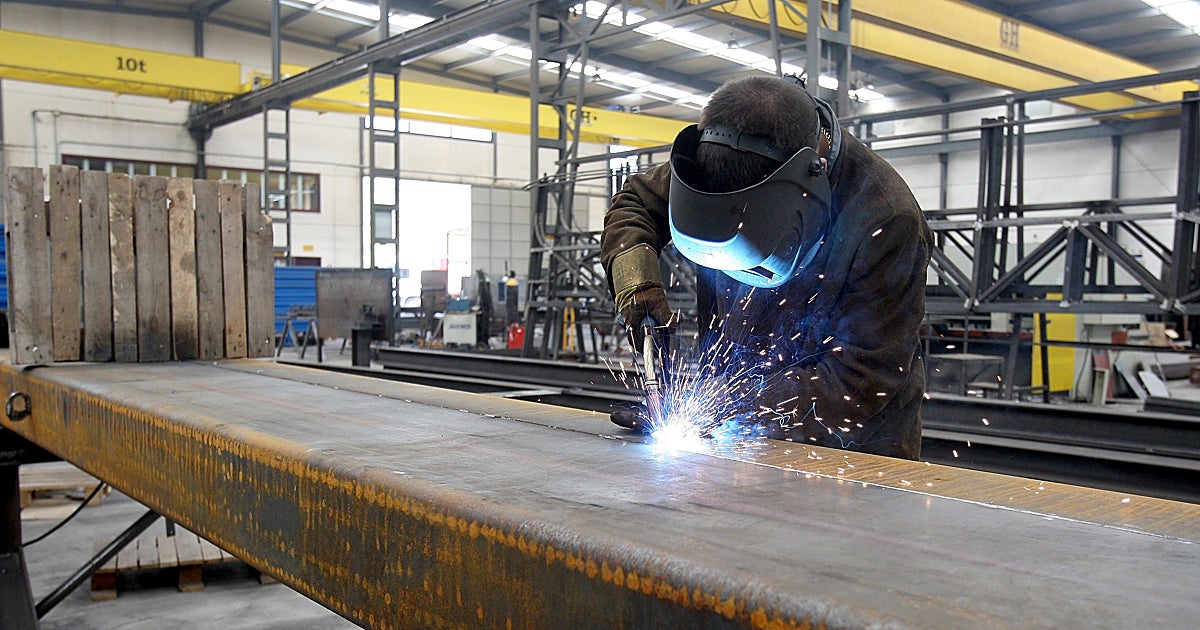 Un trabajador, en una imagen de archivo, en una empresa industrial de Espiel