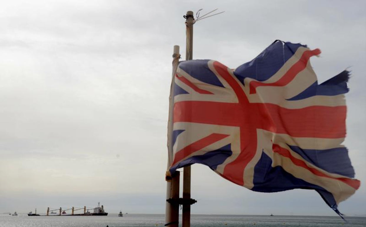 El granelero 'OS 35' semihundido, en una imagen tomada desde la costa de Gibraltar