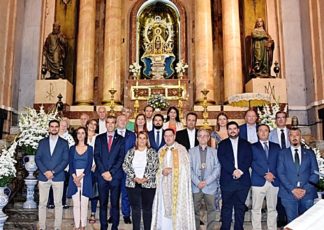 Imagen secundaria 1 - Arriba, recogida de claveles para el manto (abajo, a la derecha). Sobre estas líneas, la corporación municipal