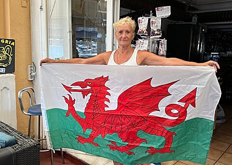 Imagen secundaria 1 - 1. David Scholfield saca la 'Union Jack' en la terraza de su local. 2. Jyne Williams tiene la bandera de Gales en su bar. 3. Steve Lewis se ha vestido con los símbolos patrios por la muerte de la Reina Isabel II. 