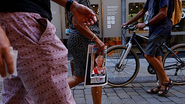 Gibraltar despide a su Reina con 96 salvas de cañón