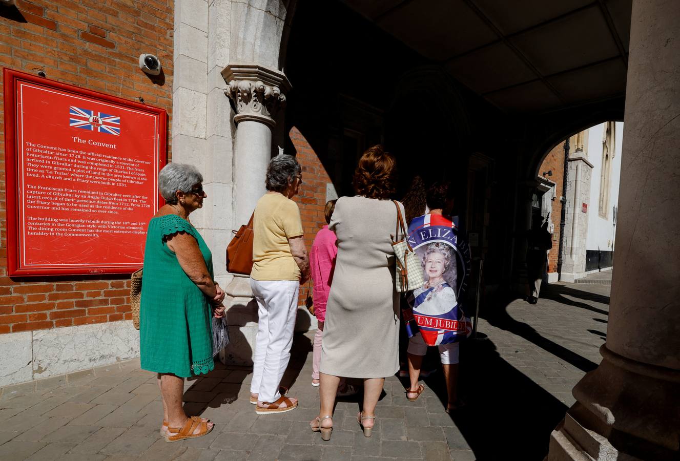 Colas en Gibraltar para firmar en el libro de condolencias por la muerte de Isabel II de Inglaterra