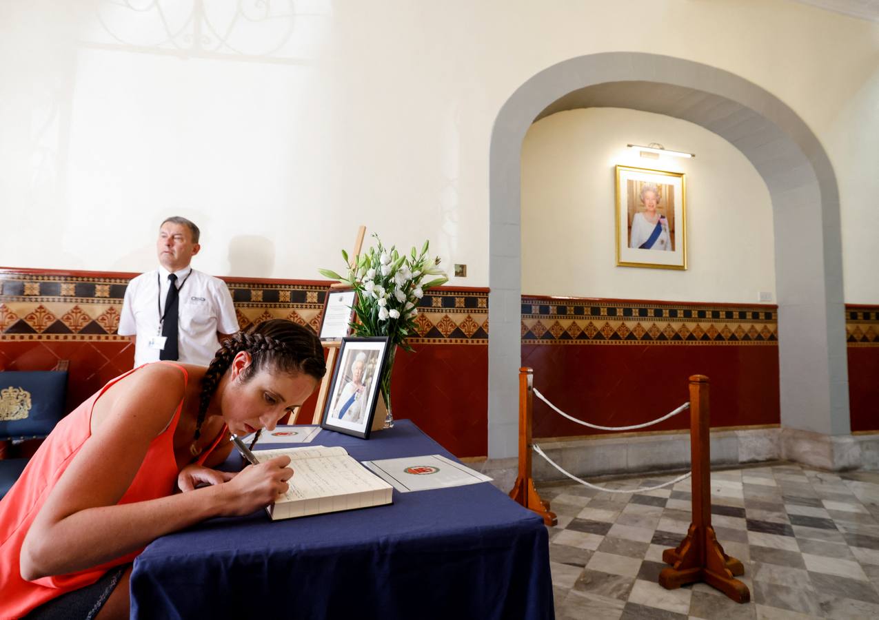 Colas en Gibraltar para firmar en el libro de condolencias por la muerte de Isabel II de Inglaterra