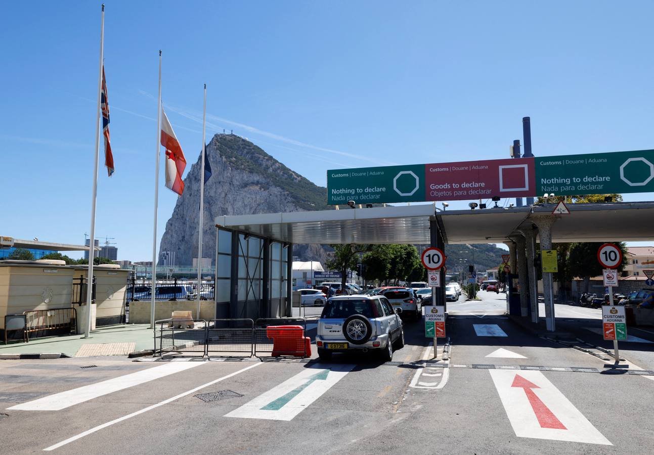 Colas en Gibraltar para firmar en el libro de condolencias por la muerte de Isabel II de Inglaterra