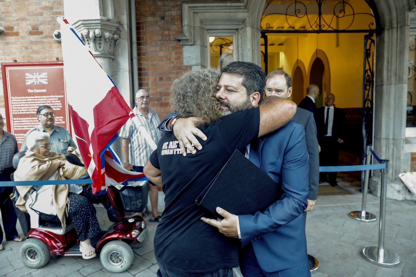 Colas en Gibraltar para firmar en el libro de condolencias por la muerte de Isabel II de Inglaterra