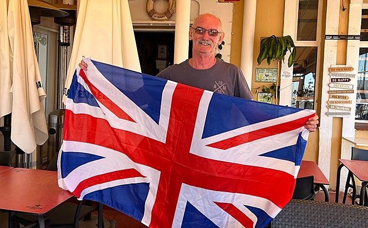 Imagen principal - 1. David Scholfield saca la 'Union Jack' en la terraza de su local. 2. Jyne Williams tiene la bandera de Gales en su bar. 3. Steve Lewis se ha vestido con los símbolos patrios por la muerte de la Reina Isabel II. 