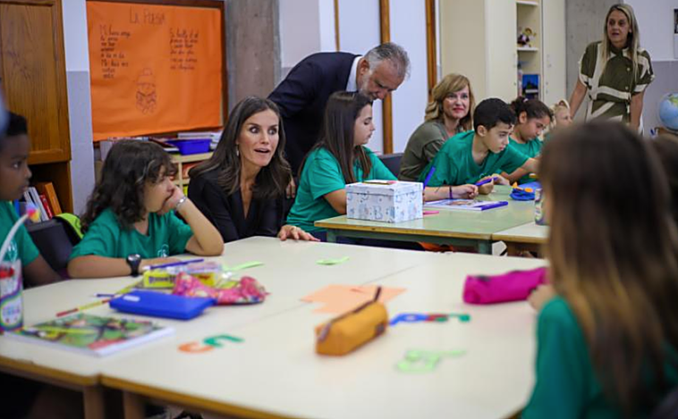 La Reina Letizia abre curso escolar en La Palma, junto a los alumnos afectados por el volcán
