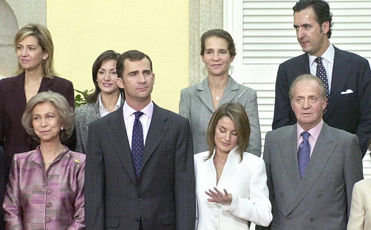 Imagen principal - El día de su compromiso con Don Felipe, los Príncipes de Asturias recién casados y el día de la Proclamación de Felipe VI acompañado de Doña Letizia y sus hijas