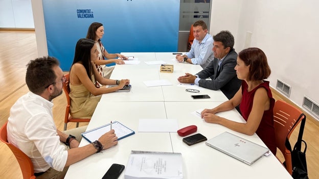 La presidenta de la Federación de Caza de la Comunidad Valenciana, Lorena Martínez, con el presidente del PPCV, Carlos Mazón y otros representantes del sector y de los populares