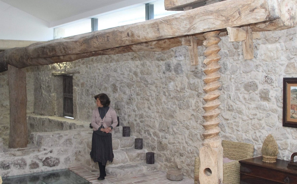 Una turista observa el alojamiento rural en que se alberga