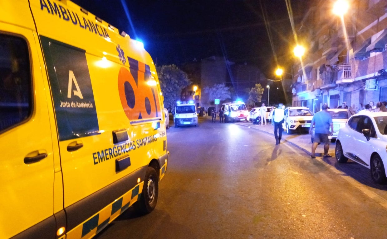 Actuación del 061 en el lugar del atropello al hombre de 79 años en la avenida de la Diputación