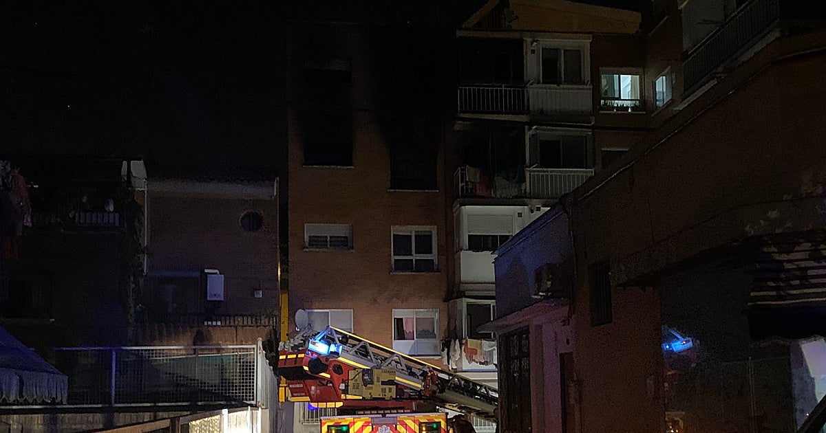 Los Bomberos del Ayuntamiento, ante el bloque del siniestro, ayer de madrugada