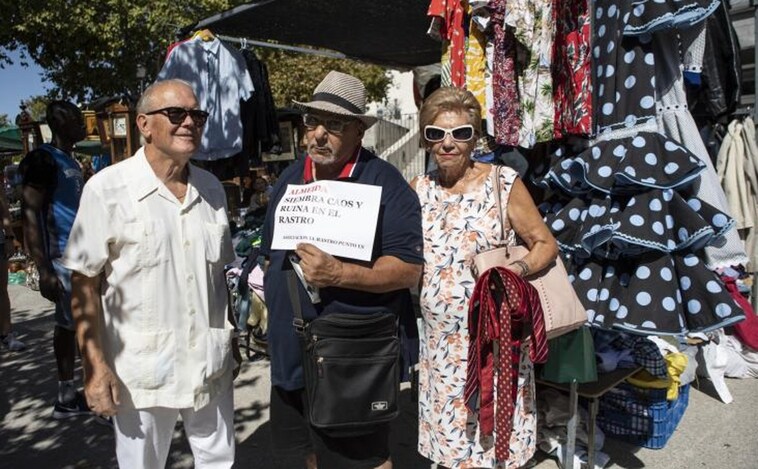 Los vendedores del Rastro claman por su traslado a Puerta de Toledo: «Esto lo han convertido en un mercadillo de barrio»
