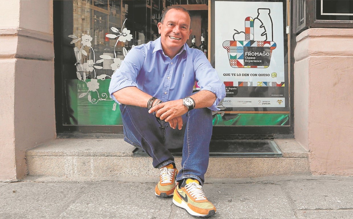 El presidente de la Diputación, Francisco José Requejo, junto a un cartel promocional de la feria