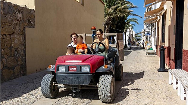 Visitantes recorren el casco urbano de Tabarca, donde hay oferta de alojamiento