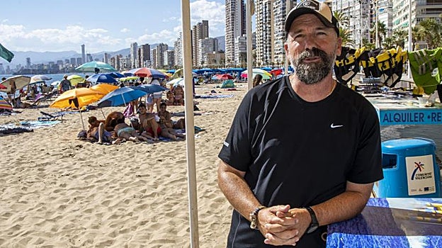 Carlos Serrano Cashman, en su puesto de los servicios naúticos playeros