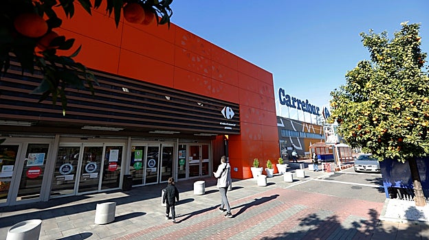 Puerta de acceso al centro Carrefour Zahira en Córdoba