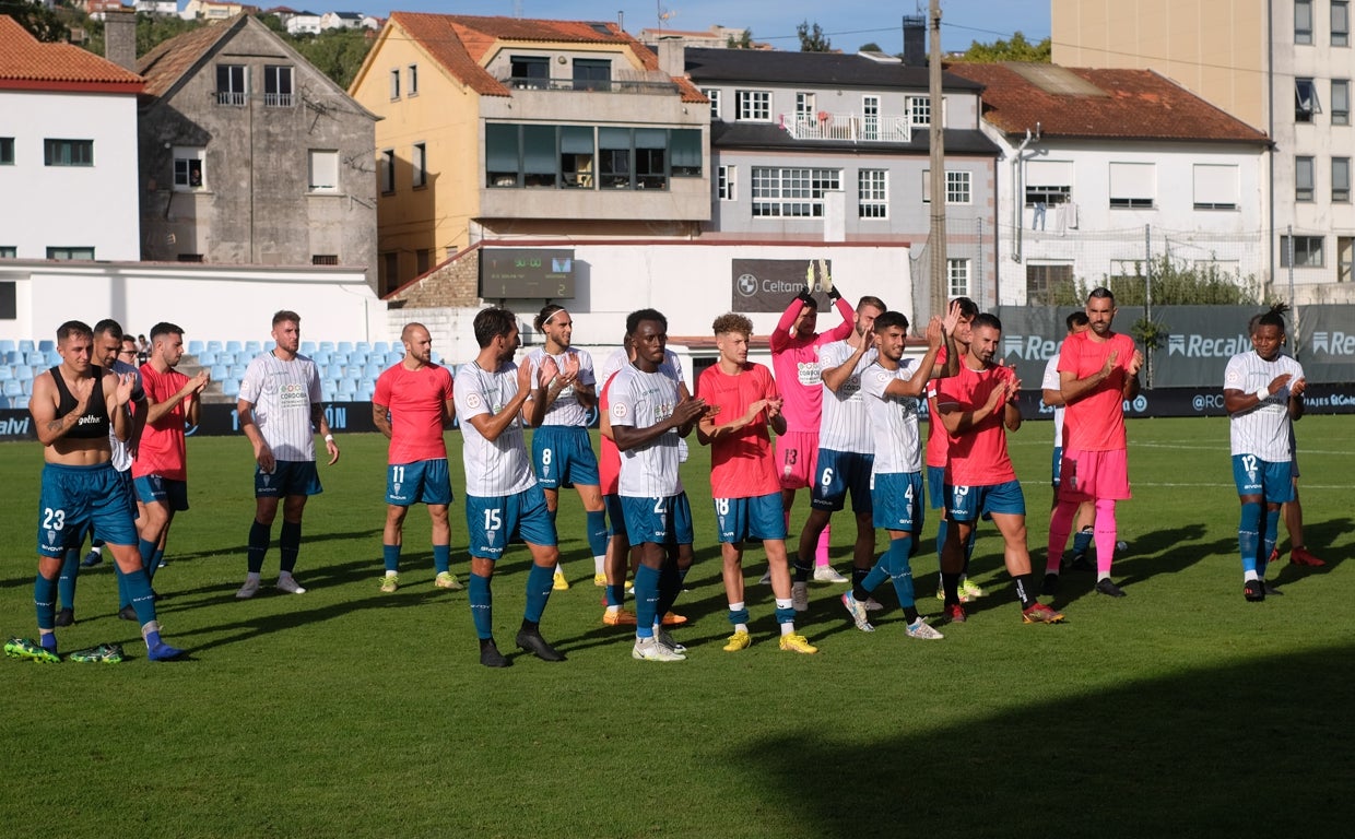 Los jugadores del Córdoba, este domingo, en Vigo