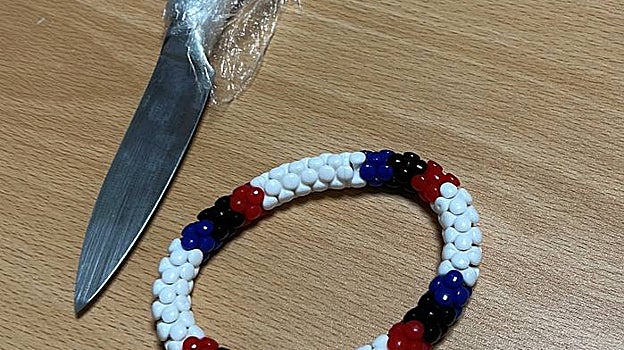 Cuchillo y pulsera 'trini' incautados a los detenidos el domingo