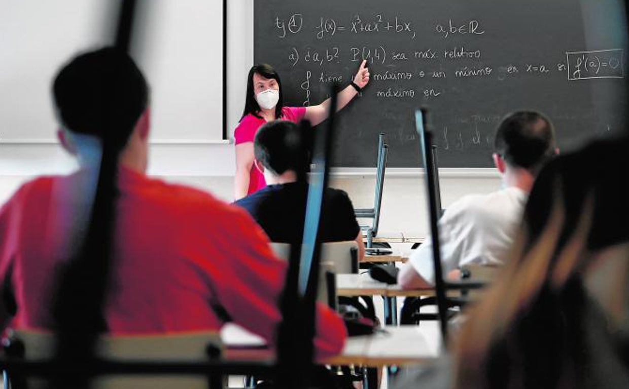Una profesora imparte una clase de matemáticas en un instituto madrileño