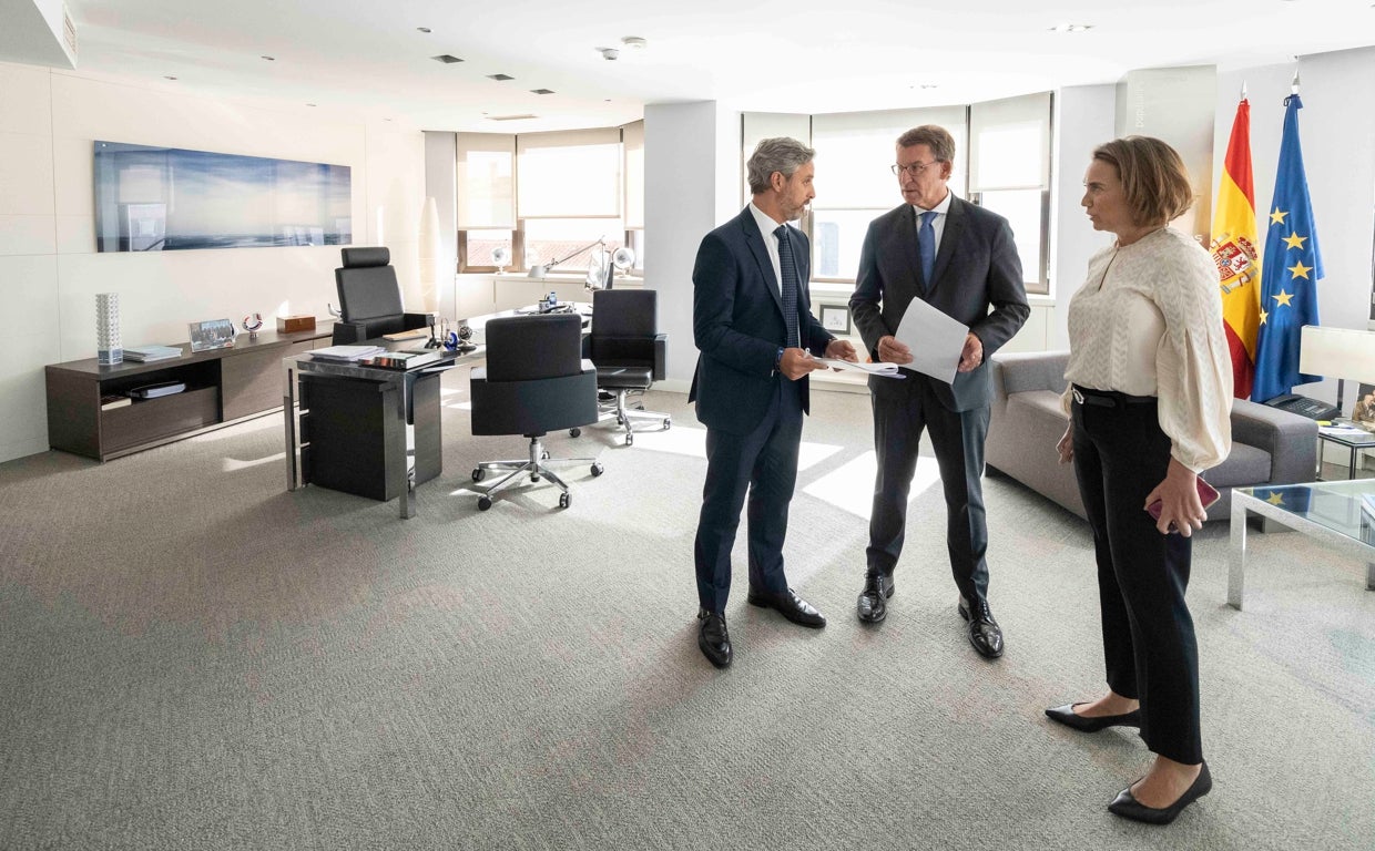 Juan Bravo (i), Alberto Núñez Feijóo (c) y Cuca Gamarra (d)