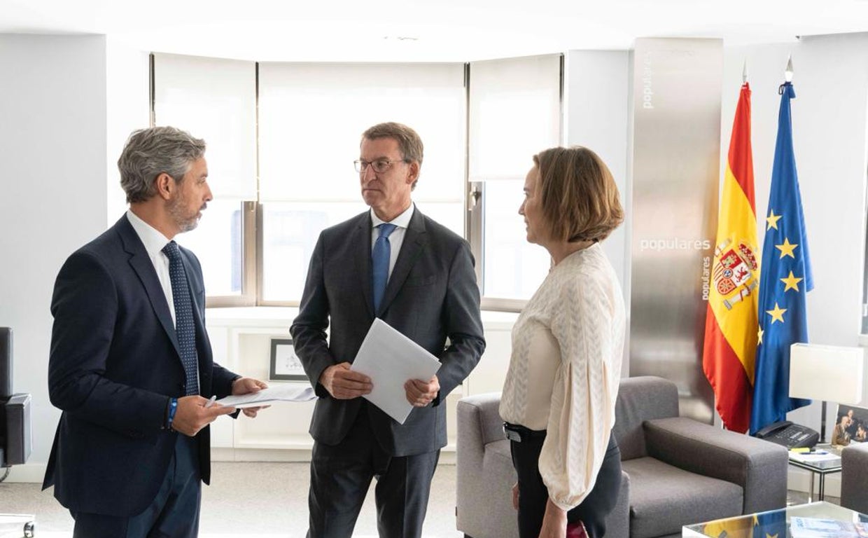 Alberto Núñez Feijóo, entre Juan Bravo y Cuca Gamarra, en su despacho de la sede del PP