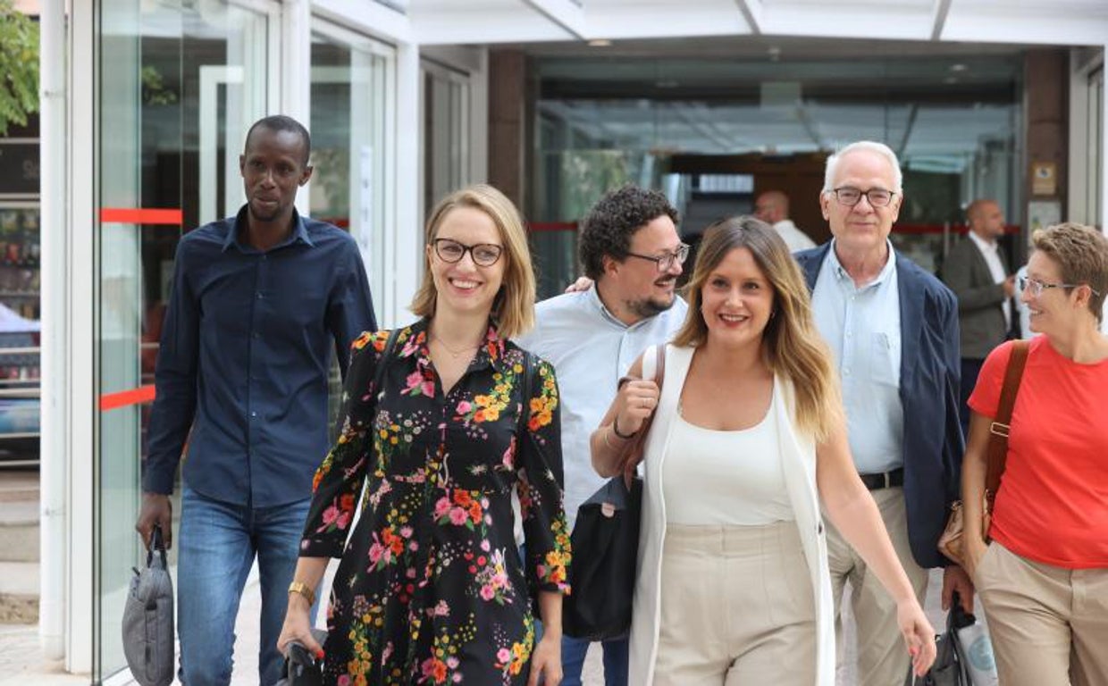 Carolina Alonso, a la izquierda, y Alejandra Jacinto, a la derecha, ayer en la Asamblea de Madrid // Vídeo: Sigue en directo el estado sobre el estado de la región
